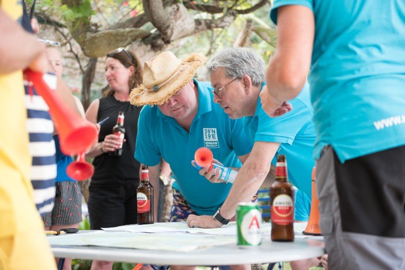 overleg wedstrijdleiding zeilen corfu.jpg