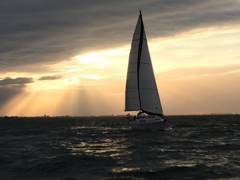 mooie hemel zeilen markermeer.jpg