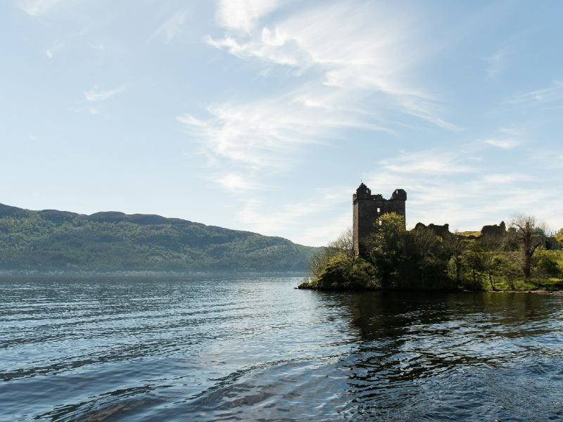 zeilen-schotland-caledonian-canal-Urquhart-Castle.jpg